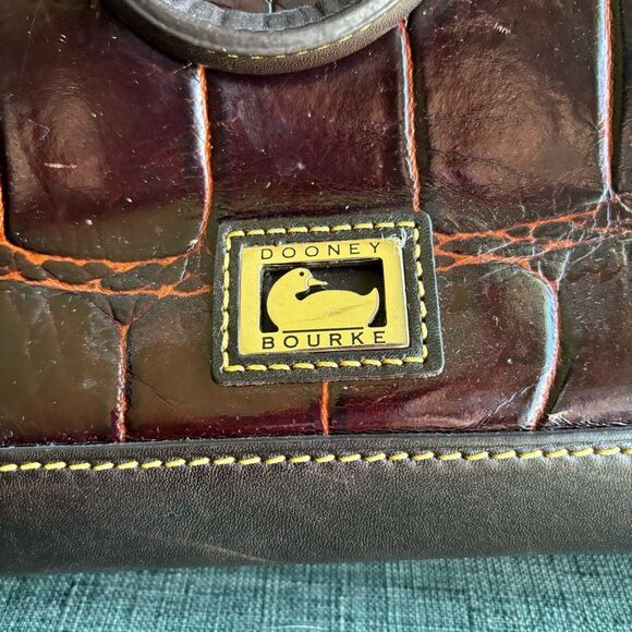 Dooney & Bourke Vintage Crocodile crossbody handle bag.  Dark brown - GUC. - Picture 9 of 13